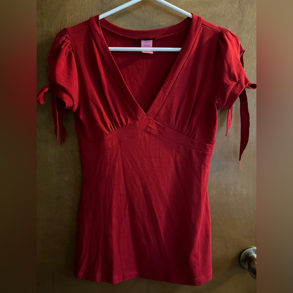 Red vneck shirt, able to adjust the arm tightness